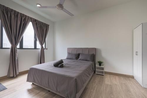 een witte slaapkamer met een groot bed en een raam bij Beautiful 3B2B for 6 pax w Pool - Setapak in Kuala Lumpur
