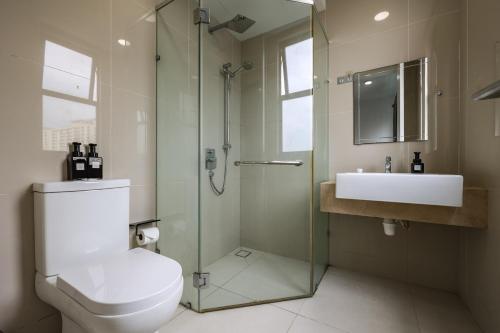een badkamer met een douche, een toilet en een wastafel bij Beautiful 3B2B for 6 pax w Pool - Setapak in Kuala Lumpur