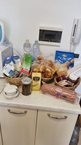 eine Theke mit Körben mit Essen und Brot darauf in der Unterkunft Appartamento Maestri in Sottomarina