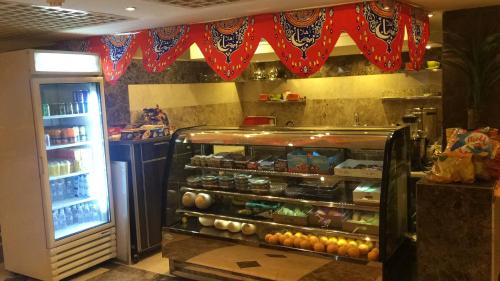 جوار البيت مكة في مكة المكرمة: مخبز مع حقيبة عرض مليئة بالطعام