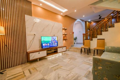 HomeSlice Mauj Mansion, Villa in JP Nagarにあるテレビまたはエンターテインメントセンター