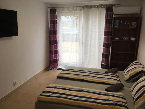 Postel nebo postele na pokoji v ubytování Apartmány U Hadiny