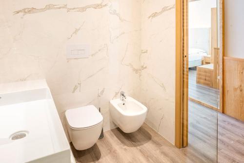 a bathroom with a toilet and a sink and a shower at Centro Vacanze La Limonaia in Limone sul Garda