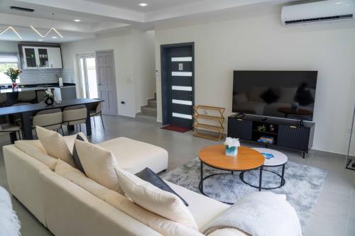 Koolbaai的住宿－Spacious 3BR Home with Own Private Cozy Pool，客厅配有白色的沙发和桌子