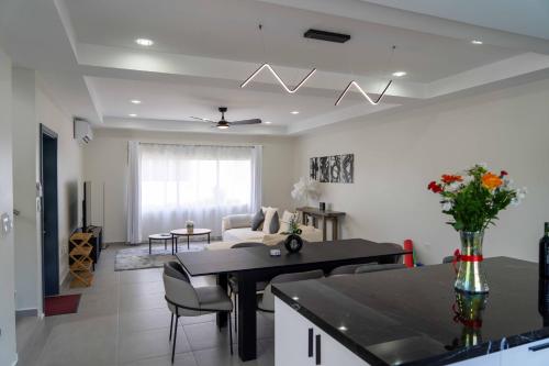 Koolbaai的住宿－Spacious 3BR Home with Own Private Cozy Pool，客厅配有沙发和桌子
