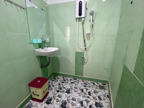 La salle de bains est pourvue d'un lavabo et d'une douche. dans l'établissement Ninh Chử House, à Ninh Hải