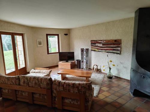 sala de estar con sofá y mesa en Maison spacieuse idéale pour vacances en famille, en Montbrun-les-Bains