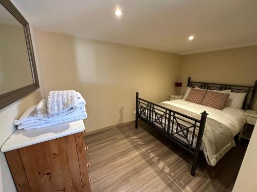 Кровать или кровати в номере Beautiful Cottage by The River Trent