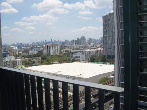een uitzicht vanaf het balkon van een gebouw bij Sukhumvit 81 in Bangkok