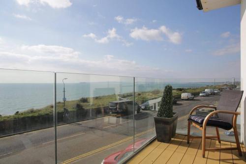een balkon met uitzicht op een weg en de oceaan bij BOURNECOAST: 3 BED-SEA VIEWS/BALCONY/GARDEN-HB6314 in Southbourne