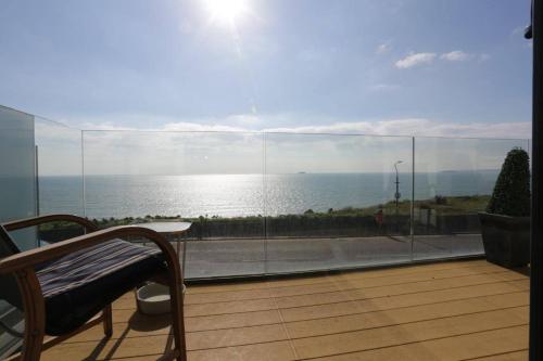 een balkon met uitzicht op de oceaan bij BOURNECOAST: 3 BED-SEA VIEWS/BALCONY/GARDEN-HB6314 in Southbourne