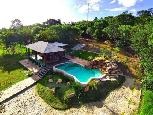 una vista aerea di una casa con piscina di Sítio defronte Lagoa Lagoa na Serra do Cipó a Jaboticatubas