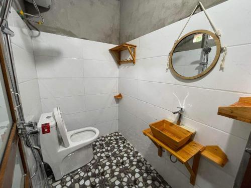 a bathroom with a toilet and a mirror at Lý Tà Quân Homestay in Ha Giang