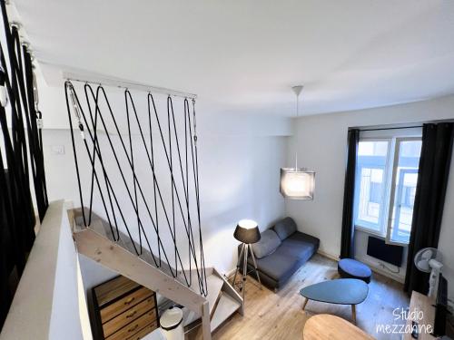 un salon avec un escalier et un canapé dans l'établissement Hyper centre : Appartement Déco Atelier ou Studio Mezzanine, à Lyon