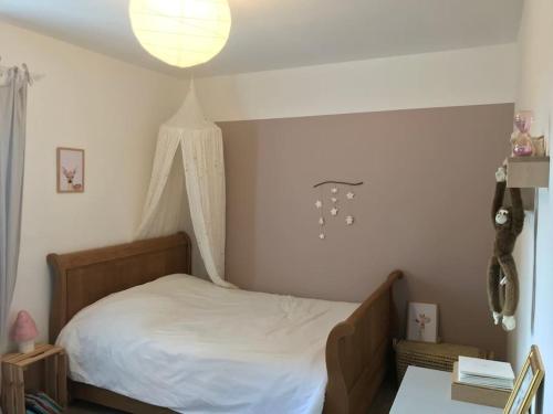 une chambre avec un lit, une table et une lampe dans l'établissement Villa avec piscine proche de Nîmes & Montpellier, à Sardan