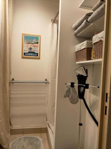 La salle de bains est pourvue d'une douche à l'italienne. dans l'établissement Charmant Studio Quai Joliette, à Marseille