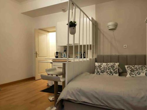 une chambre avec un lit et un bureau et une cuisine dans l'établissement Charmant Studio Quai Joliette, à Marseille