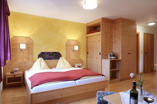 Postel nebo postele na pokoji v ubytování Hotel Malteinerhof