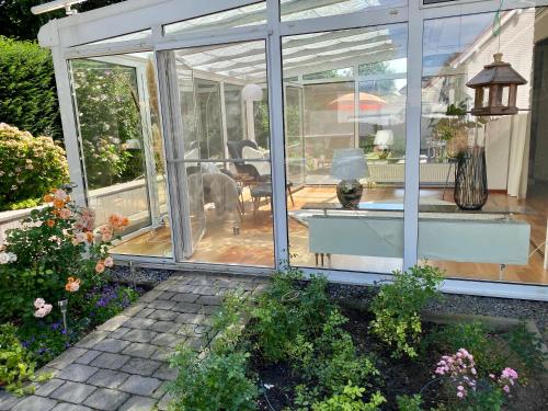 una casa de cristal con un perro en el medio en Nettetal Oase, en Nettetal