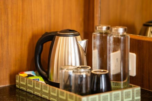 une cafetière assise au-dessus d'un comptoir dans l'établissement Shalom Backpackers Mussoorie, à Mussoorie