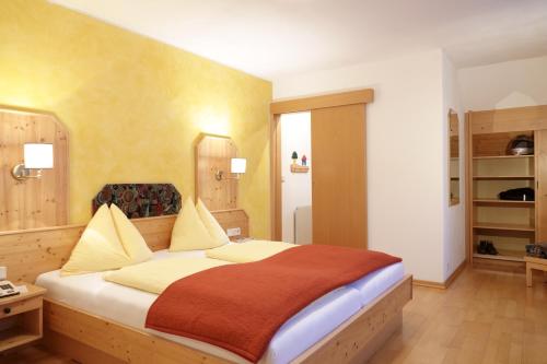 a bedroom with a large bed in a room at Hotel Malteinerhof in Malta
