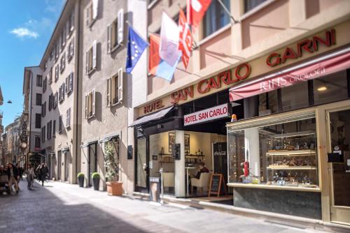 eine Straße mit einem Geschäft an der Seite eines Gebäudes in der Unterkunft San Carlo Apartments in Lugano