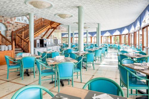 een eetkamer met blauwe tafels en stoelen bij Centro Vacanze La Limonaia in Limone sul Garda