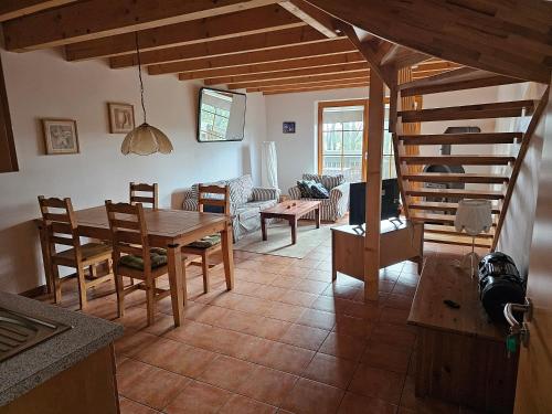 Ferienwohnungen Das Finkhaus في Simonsberg: مطبخ وغرفة طعام مع طاولة وكراسي