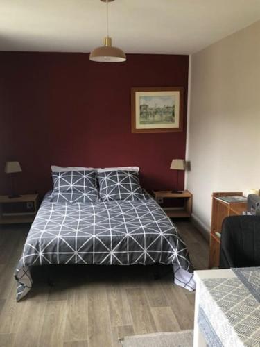 une chambre avec un lit avec une couette noire et blanche dans l'établissement maison indépendante avec jardin, à Senlis