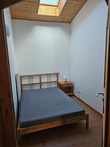 a bedroom with a bed in a room with a window at Ferienwohnungen Das Finkhaus in Simonsberg