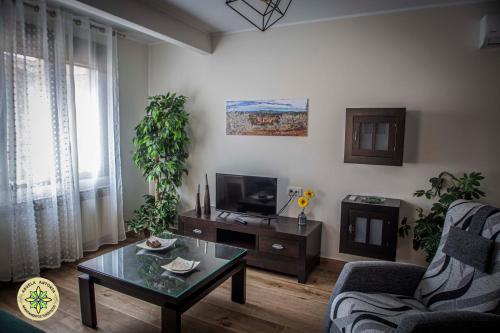 a living room with a tv and a table at AT la abuela Antonia- Ca Pablo in Torre de Don Miguel