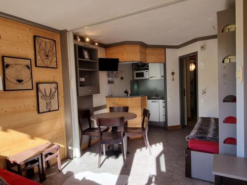 une cuisine et une salle à manger avec une table et des chaises dans l'établissement Studio confort 3/4 pers, accès pistes, animaux admis - FR-1-181-2563, à Aime La Plagne