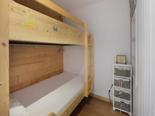 une chambre avec un lit superposé dans une pièce dans l'établissement Studio tout confort avec cabine - Accès direct aux pistes - FR-1-181-2578, à Aime La Plagne