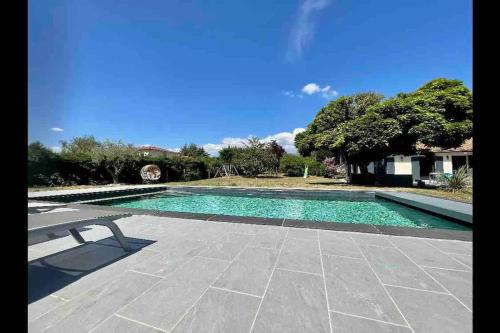 Piscina en o cerca de Logements chaleureux dans Maison avec piscine à 35 min de LYON
