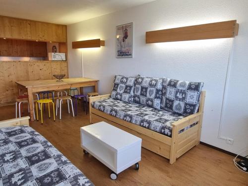 un salon avec un canapé et une cuisine dans l'établissement Confortable Appart. 7-8 pers, Pied de Pistes, Vue Mont Blanc - FR-1-181-2701, à Aime La Plagne