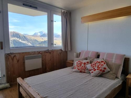une chambre avec un lit avec une grande fenêtre dans l'établissement Confortable Appart. 7-8 pers, Pied de Pistes, Vue Mont Blanc - FR-1-181-2701, à Aime La Plagne