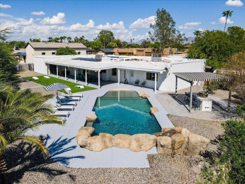 een luchtzicht op een huis met een zwembad bij The Rad Panda in Phoenix