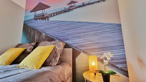 - une chambre avec peinture sur une jetée dans l'établissement La Résidence Évasion 1 - Original - Gare - Wifi - Relax BNB, à Mulhouse