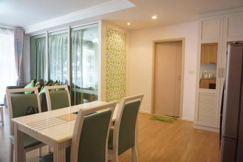 - une salle à manger avec une table et des chaises dans l'établissement บ้านแสนคราม หัวหิน, à Ban Huai Sai Tai