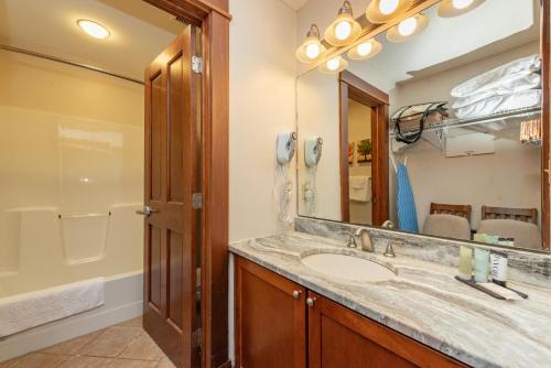 a bathroom with a sink and a mirror at A123 Studio Lake View in Oakland