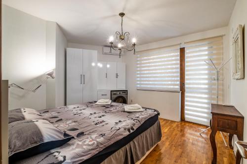 Giường trong phòng chung tại Roman Thermae 2bdrm Sunny Apartment