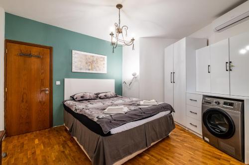 Posteľ alebo postele v izbe v ubytovaní Roman Thermae 2bdrm Sunny Apartment