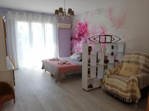 ein kleines Schlafzimmer mit einem Bett und einem Stuhl in der Unterkunft Gîte et Chambre d'hôte Entre Tilleul et Agrumes in Vinassan