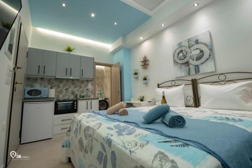 1 dormitorio con 1 cama grande y cocina en 'The Aqua'House Project In Athens, en Atenas