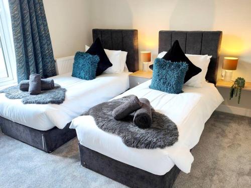 2 Betten in einem Zimmer mit in der Unterkunft Carvetii - ANNE House Room 1 - Dbl bed Ground floor en-suite in Carlisle