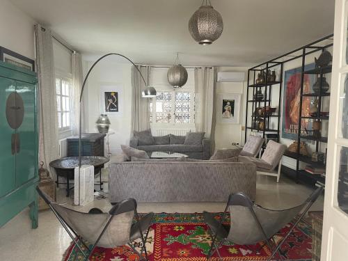 突尼斯的住宿－Le 5 ter，客厅配有沙发和椅子
