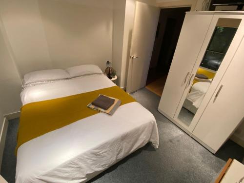ein Schlafzimmer mit einem Bett mit einem Buch darauf in der Unterkunft Private room in Camden in London