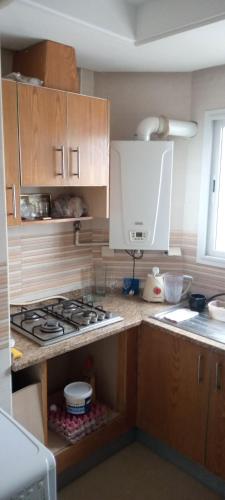 a kitchen with a stove and a counter top at Appartement luxeuse in Nassene Srhira