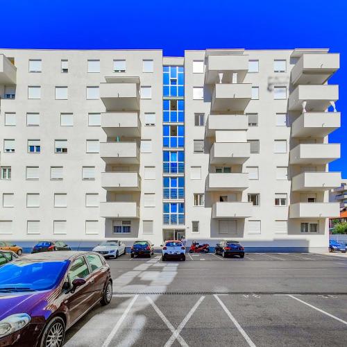 Maraschino 2BR apt balcony garage and BBQ