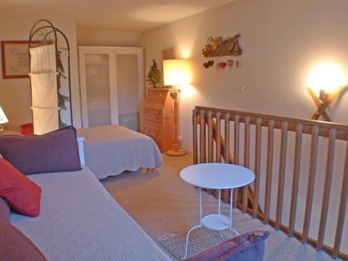 une chambre avec un lit, une table et un canapé dans l'établissement Appartement cosy au centre, parking et local à vélos - FR-1-629-20, à Samoëns
